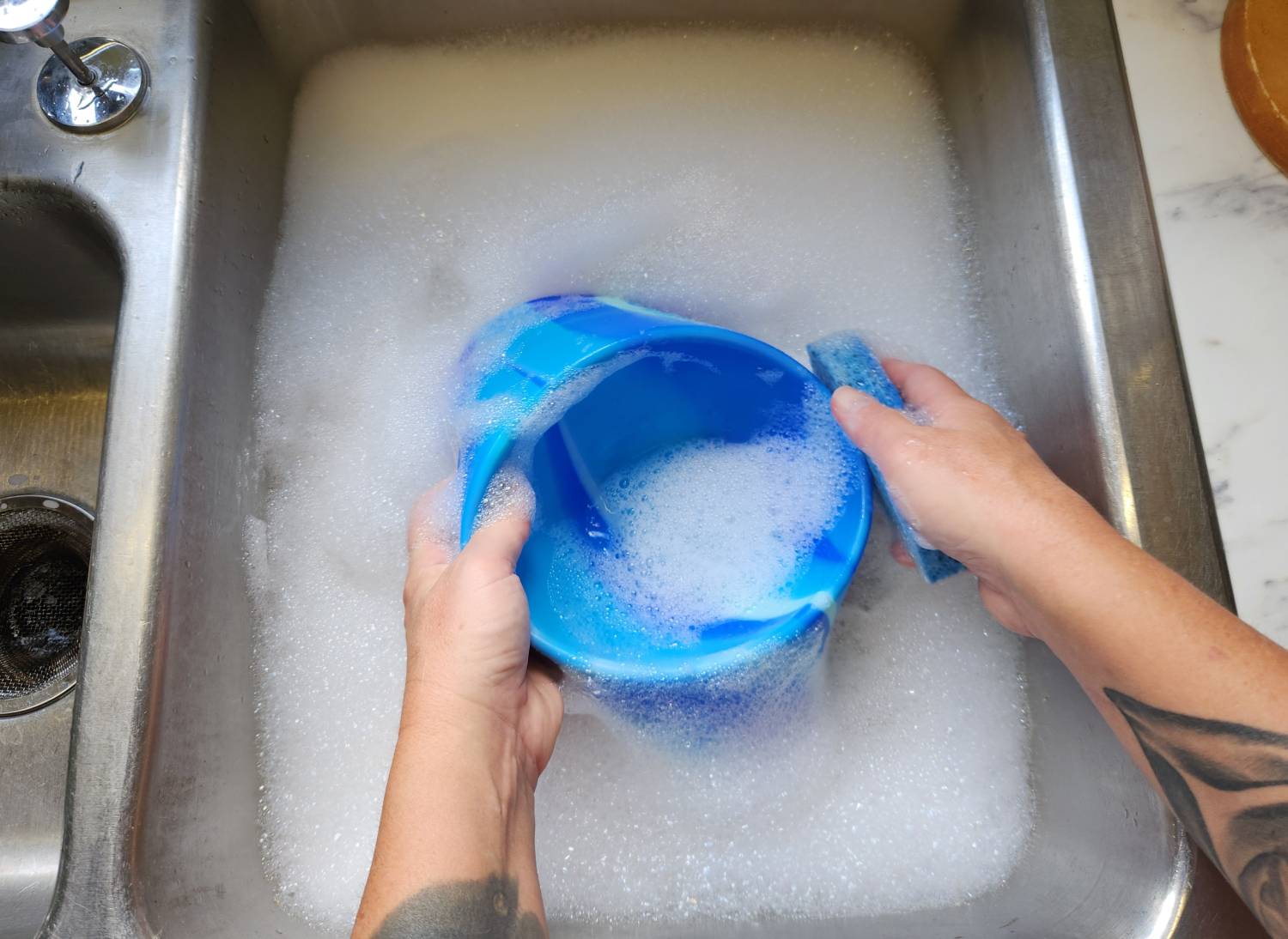 Silipint Aqua-Fur Dog Bowl - man washing bowl at the sink