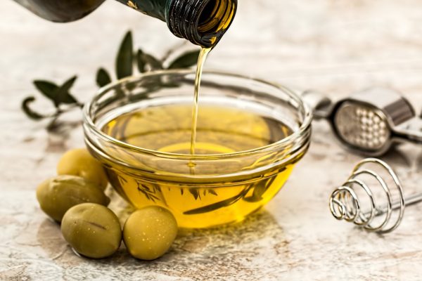 olive oil Steve Buissinne from Pixabay 600x400 1