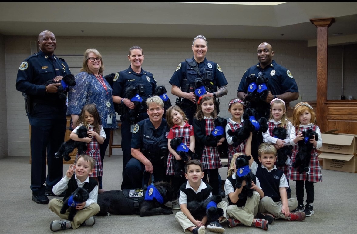SGT. BO, MNPD STAFF, AND COVENANT KIDS COURTESY: Faye Okert